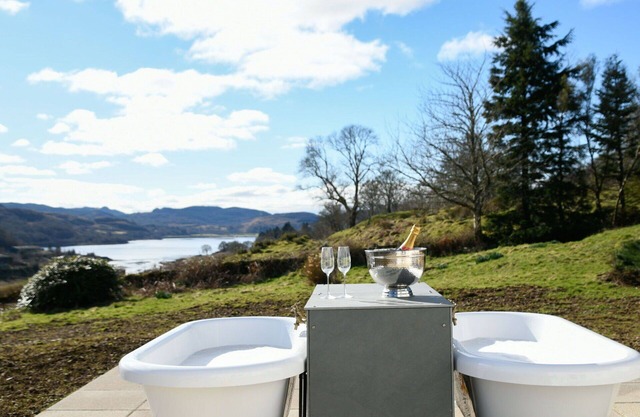 Stunning private villa with hot tub, WIFI, TV, patio, pets allowed, panoramic view and parking