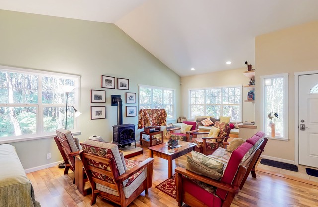 Stunning retreat w/a full kitchen, gas fireplace, furnished lanais, & WiFi