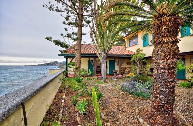 Stunning seaside villa with private access to the beach for 8 people