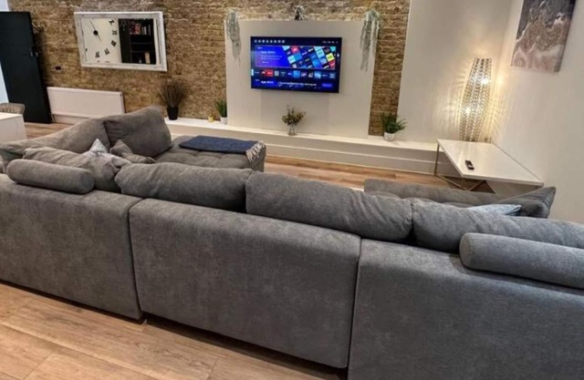 Stunning & Sleek 2BR w/WiFi & Netflix - City Centre Nr Cliffs Pavillion
