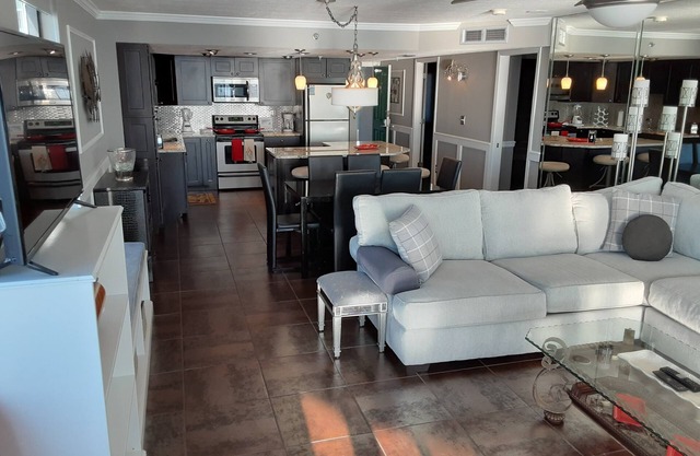 STUNNING SUNSETS 2BR Luxury Ocean Front Condo with Free seasonal beach service n