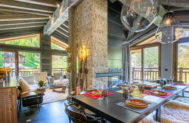 Stunning Top-Floor 5-Bedroom Apartment with Panoramic Views Near Slopes