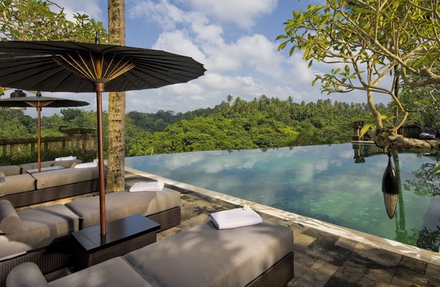 STUNNING VIEW! 6BR Villa W/Waterfall & Feature Garden Near Ubud! W/Pool!