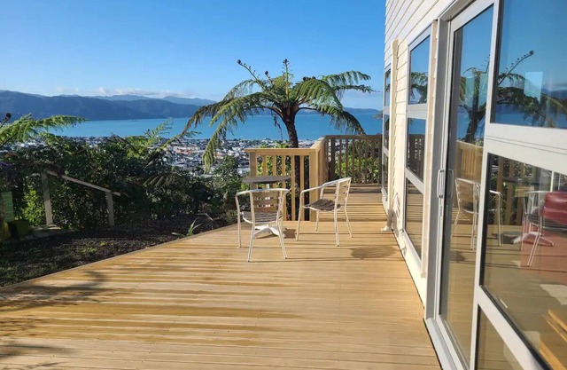 Stunning view & hot tub. New house handy to townnn