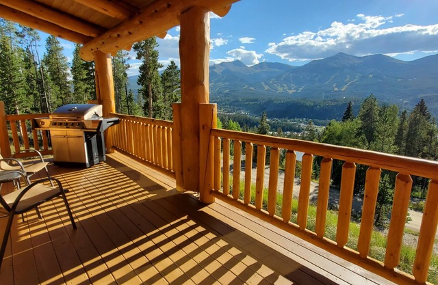 Stunning Views, Hot Tub, Sauna, Quiet, Yet Only1mile from Gondola and Main St