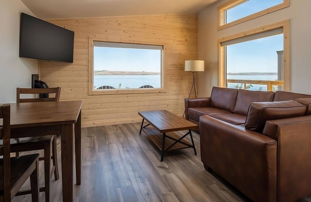 Stunning Views of Columbia River! 4 Spaces w/Kitchenettes, King & Queen Beds