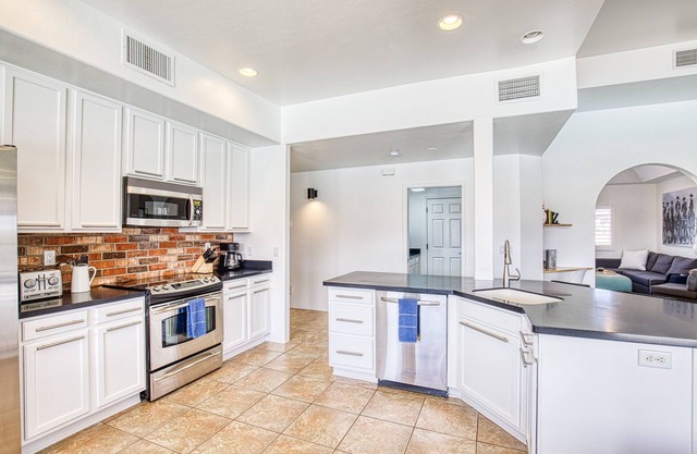 Stunning Views with POOL in Oro Valley!