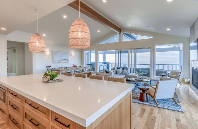Stupendous Ocean Views, King Suites, Gourmet Kitchen, Game Room, Sauna, Hot Tub
