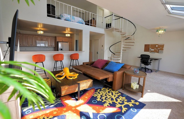 Stylish 1-Bedroom Loft by the Ocean