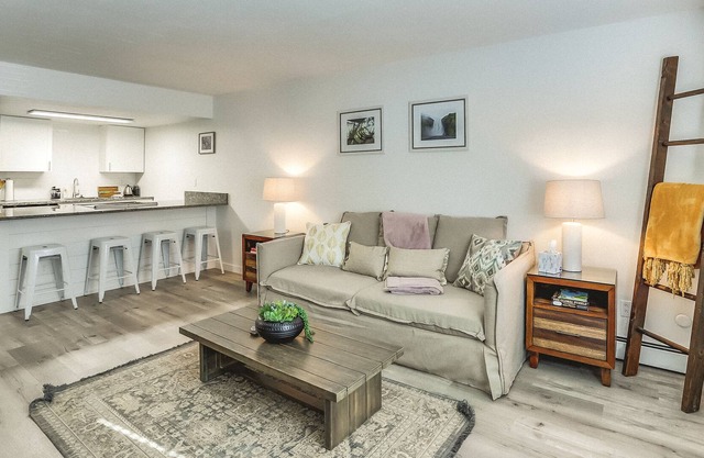 Stylish 1BD with Mountain Views + Pool