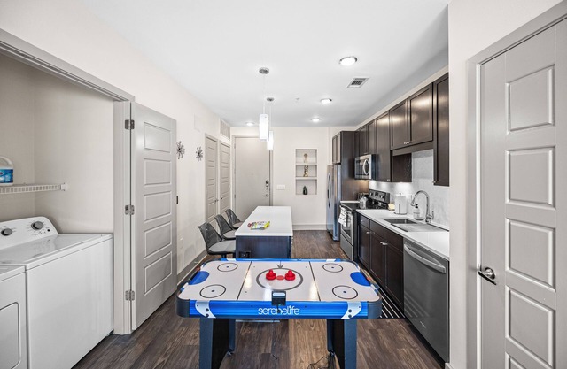 Stylish 1BR Apt in Frisco with Fitness room, Pool & Free parking