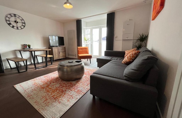 Stylish 2 Bed Riverside Flat, Single or Kingsize beds, Free Parking
