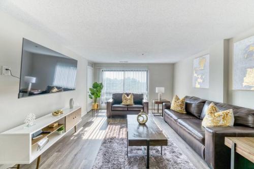 Stylish 2-Bedroom Apartment W/pool