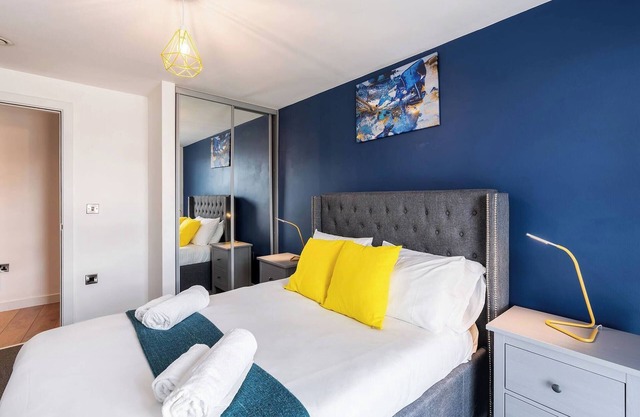 Stylish 2BR Apt in City Centre, Sleeps 6