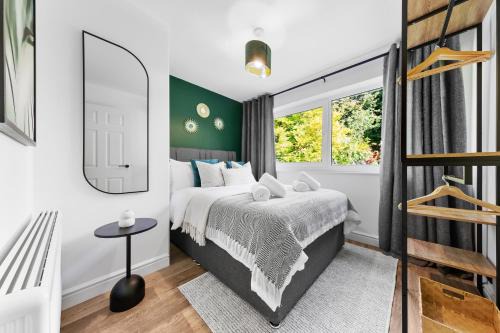 Stylish 2BR Flat near Airport & Stadium, Sleeps 6