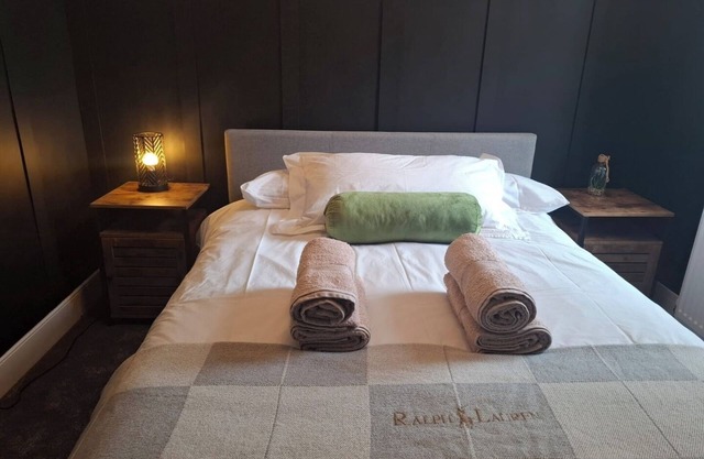Stylish 2BR Stay with Hot Tub & Private Garden