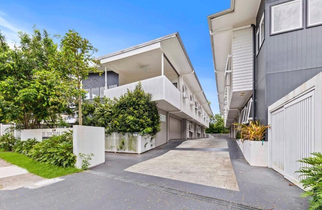 Stylish 3BD Townhouse Camp Hill, Sleeps 8, Wifi, Parking