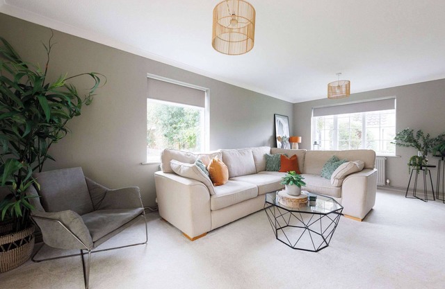 Stylish 4 Bed Home close to beach