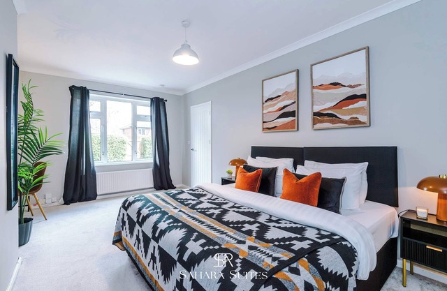 Stylish 4 Bedroom Home | Sleeps 7 | Parking