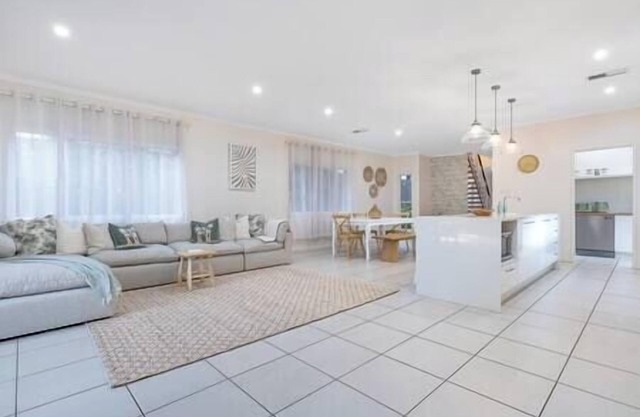 Stylish 4BR Exec Home near Airport, Sleeps 8