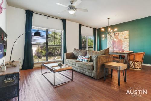 Stylish 4BR with Smart TV and Free Garage Parking