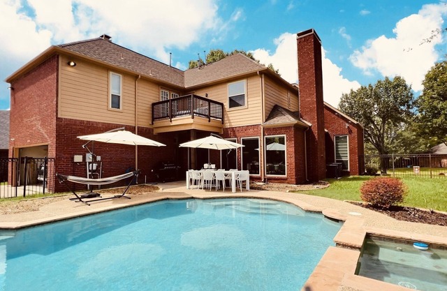 Stylish 5-BR Villa w/Pool & Hot Tub - 5 min from the lake!