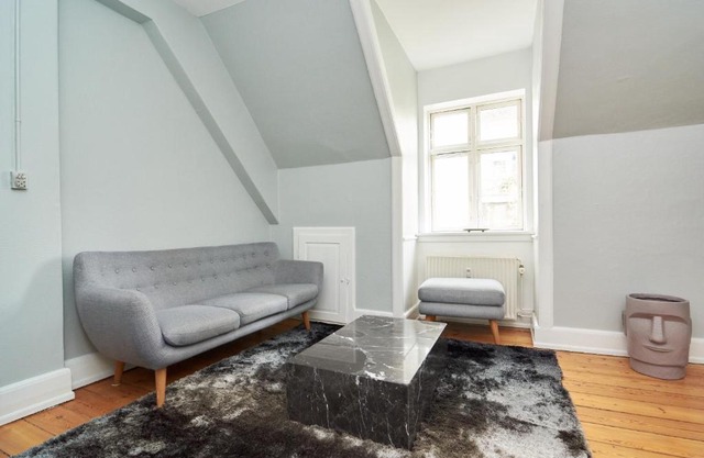 Stylish 5 Person Apartment in Vibrant Urban Area