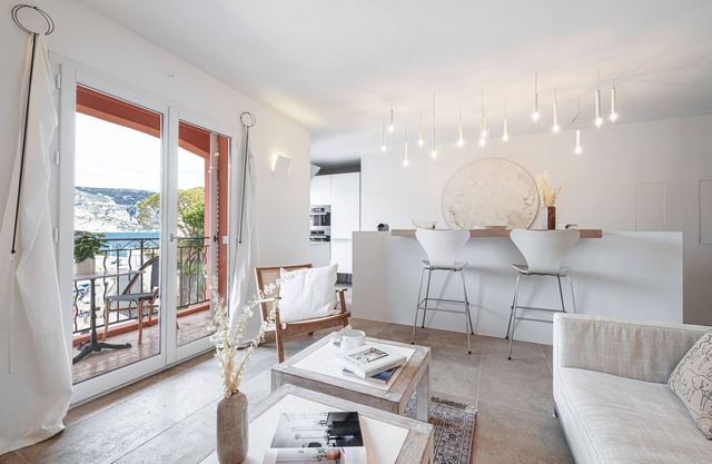 Stylish apartment overlooking the Port of Saint Jean