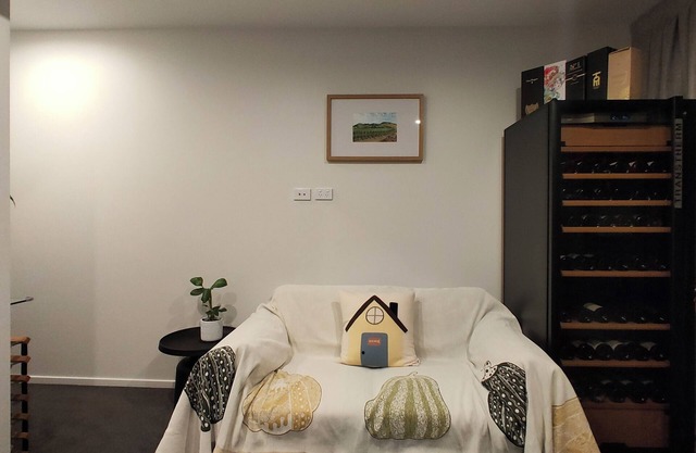 Stylish Apartment at the Heart of Newmarket with a balcony + Welcome Gift.