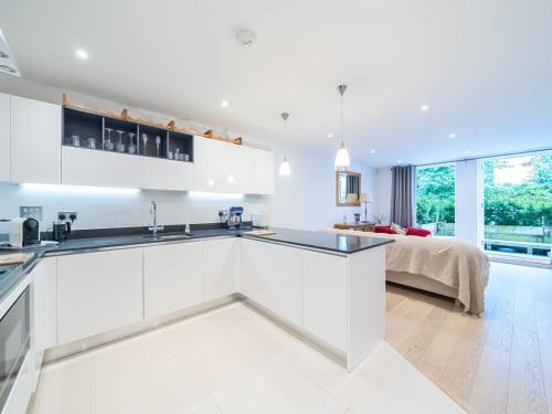 Stylish apartment with parking Pass the Keys