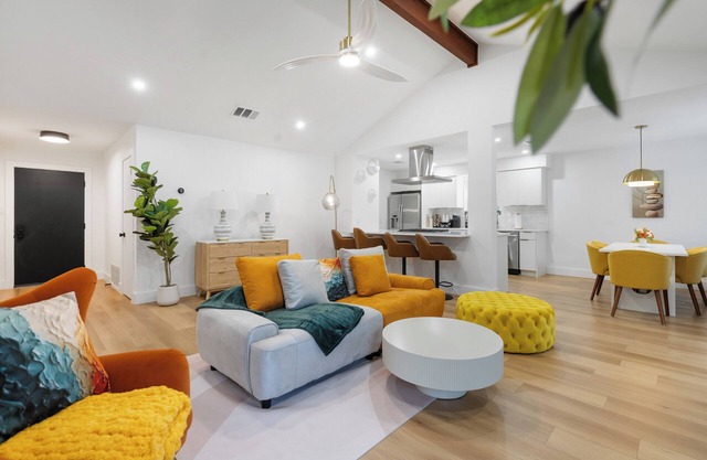 Stylish Austin Escape – 4BR, 2BA, Minutes from Domain & Q2 Stadium