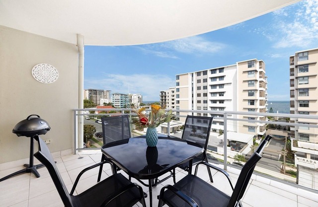 Stylish beachside unit 3 min walk to beach