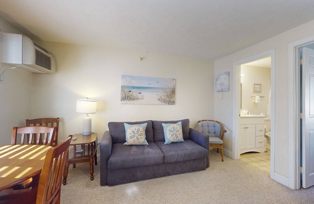 Stylish Coastal Condo with a Pool, Hot Tub, Tennis Courts, and EV Chargers