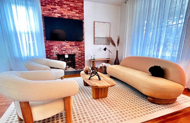 Stylish Comfort - Bright & Airy Home @ Prime Spot