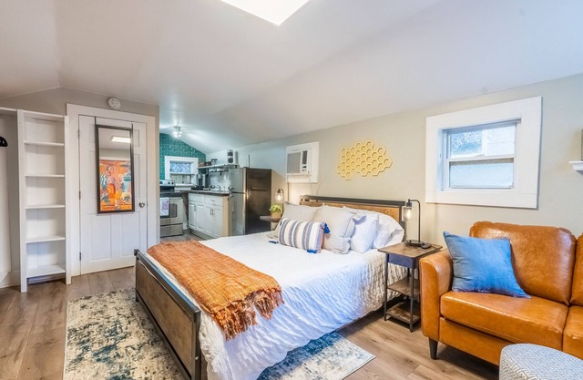 Stylish & Comfy Carriage House ~ 5 min to Forsyth