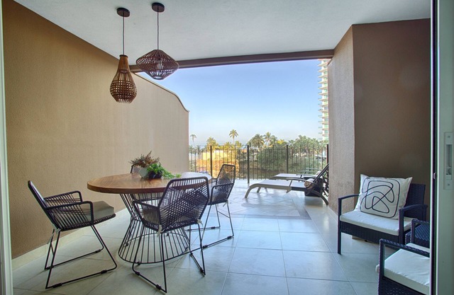 Stylish Double Balcony Condo w/Ocean & Mtn View
