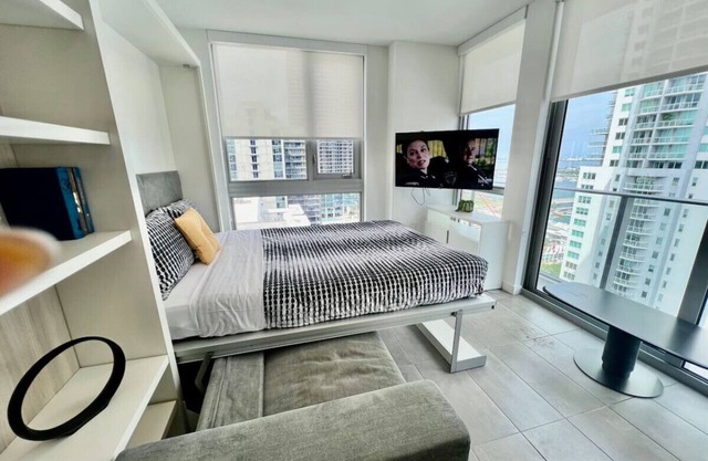 Stylish Downtown Miami Getaway & 30th Story Views 🌴✨