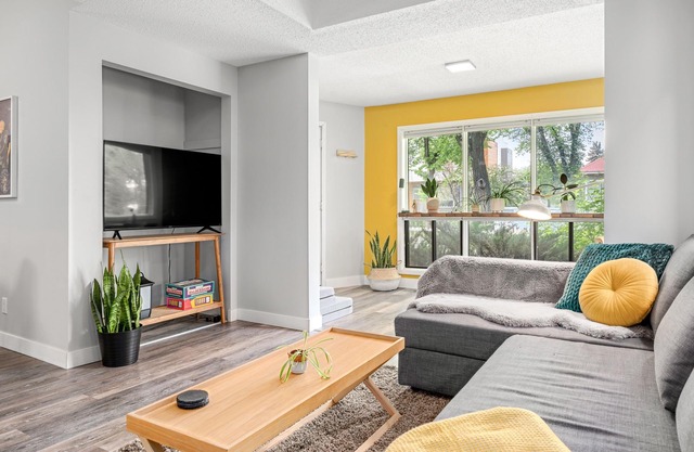 Stylish Duplex - Near DT. Self Check-In & Parking