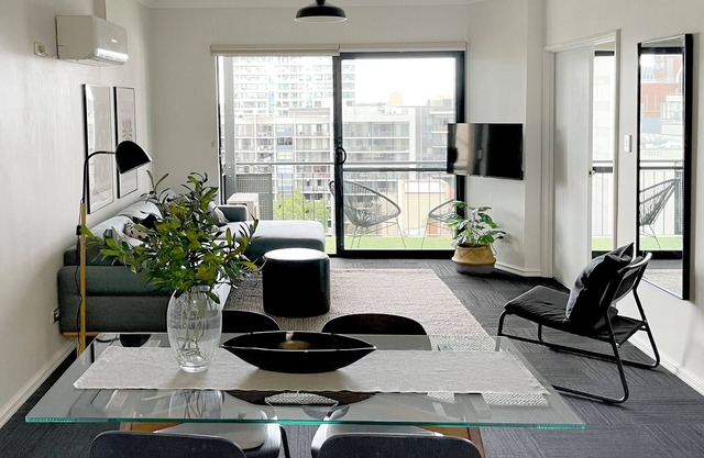 Stylish Executive City Pad + Parking + Pool