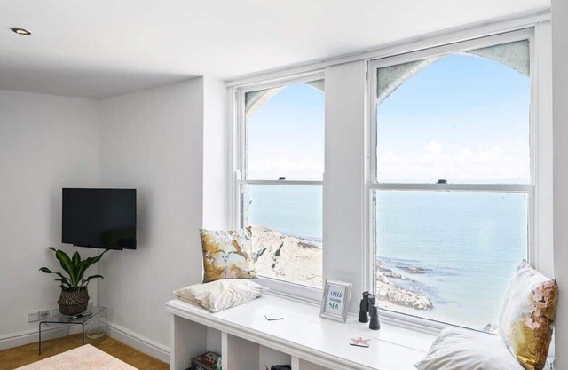 Stylish Flat with Stunning Sea Views, Ilfracombe