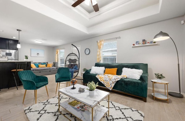 Stylish Furnished 2Bd 2Ba Apartment with Wifi Close to Shopping and Entertainment in McAllen Month to month contract on long term stays