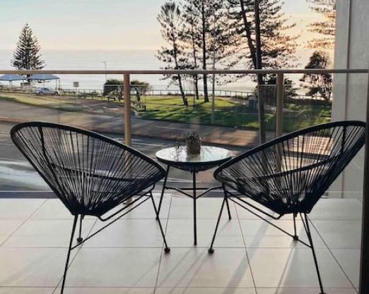 Stylish getaway, beach views, 2 mins from shops