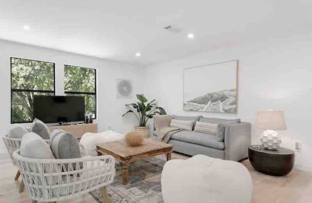Stylish home 15 minutes from S Congress and ACLn