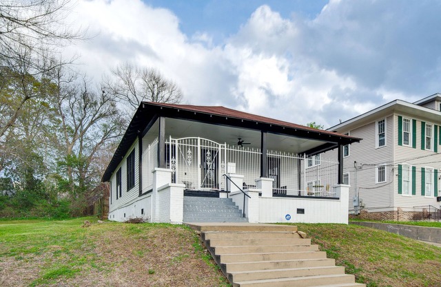 Stylish Home ~ 2 Mi to Jackson State & Belhaven!