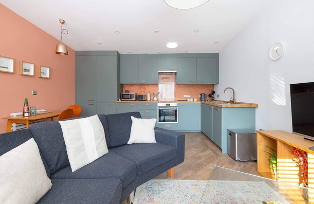 Stylish Home, Beautiful Views & Parking, Stroud