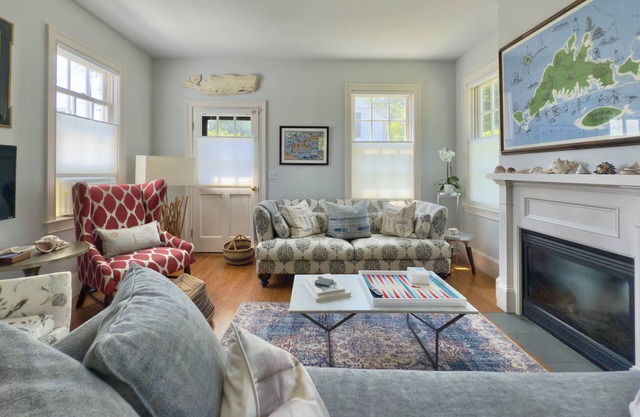 Stylish In-Town Cottage- Walk to everything!