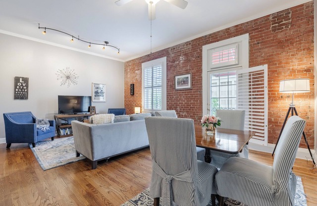Stylish King 1BR Loft near Main St Fun, 8$/Parking