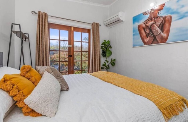 Stylish Lake Albert Cottage. Wagga Wagga