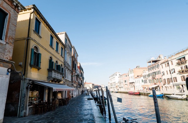 Stylish living: newly renovated apartment in Palazzo with balcony and canal view