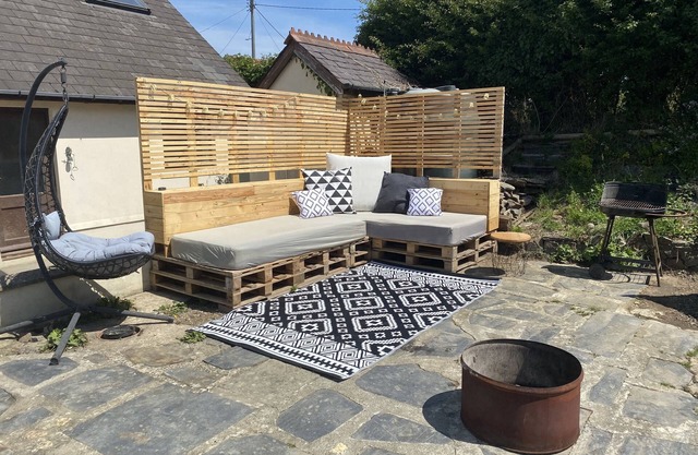 Stylish modern home with ample garden, parking and chickens! Close to beaches.